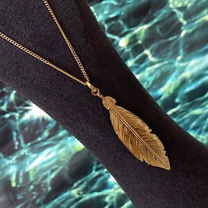 Pingente de pena de ouro em corrente de meio-fio de ouro - espiritualmente, anjos da guarda, pena de proteção, pena de poder e honra de amor, força, sabedoria