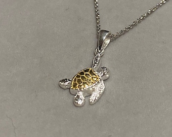 Schildkröte anhänger an silber kette, detaillierte kleine atemberaubende gold und silber schildkröte, schildkröte schmuck, ozeanschildkröte kette, kleine schildkröte