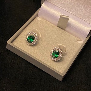 Clous d&#39;oreilles ovales vert émeraude Muzo | Bijoux émeraude | Boucles d&#39;oreilles vertes | Boucles d&#39;oreilles grappes serties de griffes | Occasion de bal de finissants | Cadeau | Émeraude