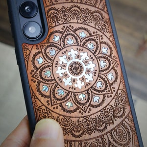 Floral Symphonie: Das indische Mandala, Hand-Intarsien Holz & Perlmutt Hülle - Handgefertigte Hülle für iPhone, Galaxy und Pixel