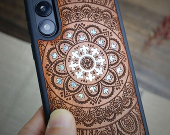 Symphonie Florale : Le Mandala Indien, Bois Incrusté à la Main & Étui en Nacre - Housse Artisanale pour iPhone, Galaxy et Pixel