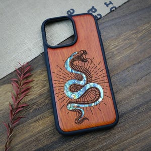Viper's Coil Art, Custodia in legno intarsiato a mano e madreperla - Cover artigianale per iPhone, Galaxy e Pixel
