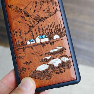 Serene Wilderness: Montagne, Lago e Vita di Villaggio, Custodia in Legno Intarsiato a Mano e Madreperla - Cover Artigianale per iPhone, Galaxy e Pixel