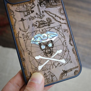 Seafarer's Chronicle: Das Piratenerbe, Holzhülle + Handeingelassene Perlmutt für Samsung Galaxy, iPhone & Google Pixel Handys