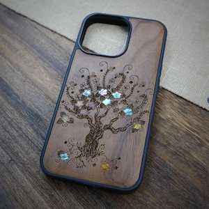 Sinfonia floreale: l'albero incantato in fiore, custodia in legno intarsiato a mano e madreperla - Cover artigianale per iPhone, Galaxy e Pixel