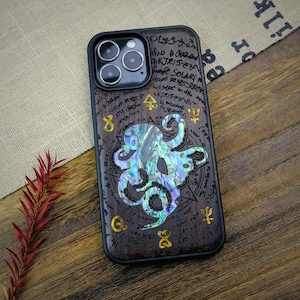 Arte dei cefalopodi celesti, custodia in legno intarsiato a mano e madreperla - Cover artigianale per iPhone, Galaxy e Pixel