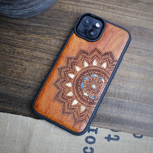 Simmetria floreale: The Half Mandala Lace Art, custodia in legno intarsiato a mano e madreperla - Cover artigianale per iPhone, Galaxy e Pixel