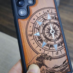 Odyssée du Marin : La Boussole et la Vague, Coque en Bois + Nacre Incrustée à la Main pour Samsung Galaxy, iPhone & Téléphones Google Pixel