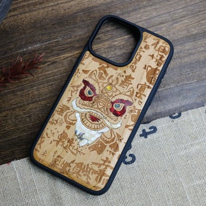 Tête de danse du lion chinois au milieu de personnages de bon augure, bois incrusté à la main et nacre - Étui artisanal pour iPhone, Galaxy et Pixel