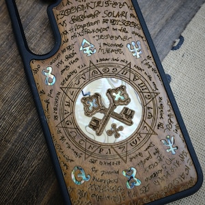 Chiavi incrociate e stella ottagonale: un enigma araldico, custodia in legno intarsiato a mano e madreperla - Cover artigianale per iPhone, Galaxy e Pixel
