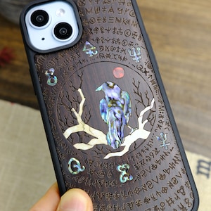 Raven's Arcanum: Whispers of the Enigma, Custodia in legno intarsiato a mano e madreperla - Cover artigianale per iPhone, Galaxy e Pixel