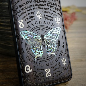 Bellezza eterea: la farfalla Papilio Machaon, custodia in legno intarsiato a mano e madreperla - Cover artigianale per iPhone, Galaxy e Pixel