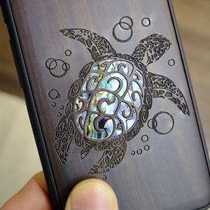 Voyageur du Pacifique : La Tortue Maori, Coque en Bois + Nacre Incrustée à la Main pour Samsung Galaxy, iPhone & Téléphones Google Pixel