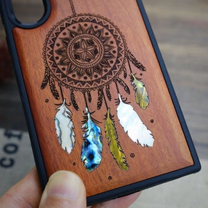 The Dreamcatcher's Embrace, Custodia in legno intarsiato a mano e madreperla - Cover artigianale per iPhone, Galaxy e Pixel