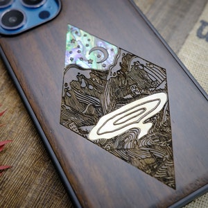 Nightscape: uno sguardo alla natura selvaggia illuminata dalle stelle, custodia in legno intarsiato a mano e madreperla - Cover artigianale per iPhone, Galaxy e Pixel