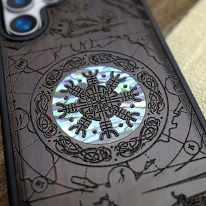 Scudo vichingo tra tesori marittimi, custodia in legno intarsiato a mano e madreperla - Cover artigianale per iPhone, Galaxy e Pixel