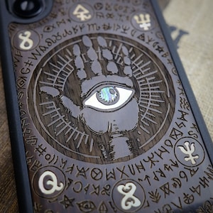 Mano che tutto vede e stella ottagonale, custodia in legno intarsiato a mano e madreperla - Cover artigianale per iPhone, Galaxy e Pixel