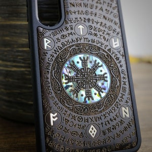 Viking Valor: Lo Scudo dei Draghi e del Terrore, Custodia in Legno + Madreperla Incastonata a Mano per Samsung Galaxy, iPhone & Google Pixel