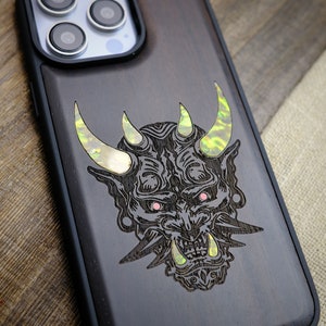 Eleganza feroce: l'arte dell'Oni giapponese, custodia in legno intarsiato a mano e madreperla - Cover artigianale per iPhone, Galaxy e Pixel