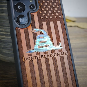 The Gadsden e la bandiera degli Stati Uniti, custodia in legno intarsiato a mano e madreperla - Cover artigianale per iPhone, Galaxy e Pixel