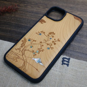 Monte Fuji e l'oceano attraverso i fiori di ciliegio, custodia in legno intarsiato a mano e madreperla - Cover artigianale per iPhone, Galaxy e Pixel