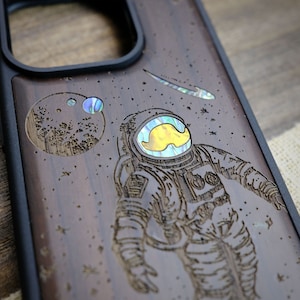 Cosmic Wanderer: A Celestial Odyssey, Custodia in legno intarsiato a mano e madreperla - Cover artigianale per iPhone, Galaxy e Pixel