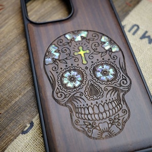 Fête Éternelle : Le Crâne de Sucre du Dia de los Muertos, Coque en Bois + Nacre Incrustée à la Main pour Samsung Galaxy, iPhone&Google Pixel