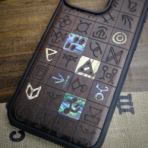Rune mistiche: un motivo senza soluzione di continuità di futhark norreno, legno intarsiato a mano e custodia in madreperla - Cover artigianale per iPhone, Galaxy e Pixel