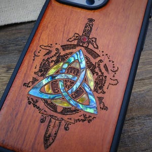 Coque Eternal Warrior : emblèmes scandinaves, bois incrusté à la main et nacre - Coque artisanale pour iPhone, Galaxy et Pixel