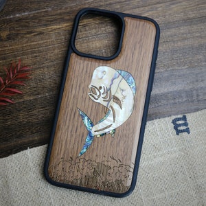 Graceful Leap: il maestoso Mahi-Mahi. Custodia in legno intarsiato a mano e madreperla - Cover artigianale per iPhone, Galaxy e Pixel