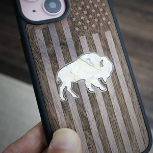 American Frontier: The Bison Silhouette, Custodia in legno intarsiato a mano e madreperla - Cover artigianale per iPhone, Galaxy e Pixel