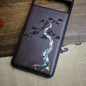 Eternal Sentinel: The Majestic Pine Tree, Custodia in legno intarsiato a mano e madreperla - Cover artigianale per iPhone, Galaxy e Pixel