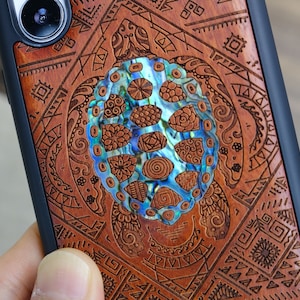 La splendida tartaruga tra motivi Zendoodle, legno intarsiato a mano e custodia in madreperla - Cover artigianale per iPhone, Galaxy e Pixel