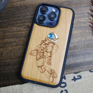 Celestial Explorer: L'Astronauta galleggiante, Custodia in Legno + Madreperla Incastonata a Mano per Samsung Galaxy, iPhone & Google Pixel
