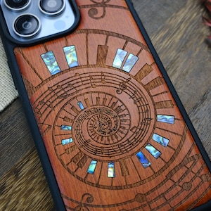 Vortice Armonico: Una Sinfonia a Spirale, Custodia in Legno Intarsiato a Mano e Madreperla - Cover Artigianale per iPhone, Galaxy e Pixel