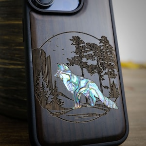The Enchanting Fox: A Journey Through the Forest, Custodia in legno intarsiato a mano e madreperla - Cover artigianale per iPhone, Galaxy e Pixel