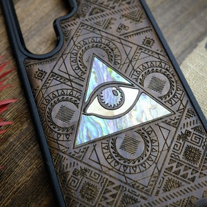 The Tribal Seer: The All-Seeing Eye Aztec Voyage, Custodia in legno intarsiato a mano e madreperla - Cover artigianale per iPhone, Galaxy e Pixel