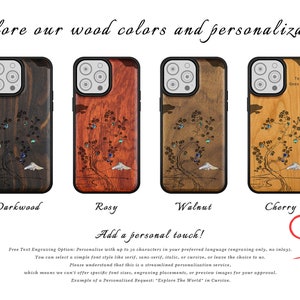 K&ouml;nnte beinhalten: Vier verschiedene Holz-Handyh&uuml;llen mit einem Baum- und Bergdesign. Die H&uuml;llen sind in den Farben Dunkelholz, Ros&eacute;gold, Walnuss und Kirsche. Der Text "Text Goes Here" befindet sich auf der Kirschh&uuml;lle. Der Text "Add a personal touch!" befindet sich unter den H&uuml;llen.