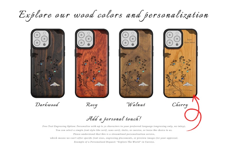K&ouml;nnte beinhalten: Vier verschiedene Holz-Handyh&uuml;llen mit einem Baum- und Bergdesign. Die H&uuml;llen sind in den Farben Dunkelholz, Ros&eacute;gold, Walnuss und Kirsche. Der Text "Text Goes Here" befindet sich auf der Kirschh&uuml;lle. Der Text "Add a personal touch!" befindet sich unter den H&uuml;llen.