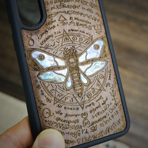 Transizione Eterna: La Falena della Morte e la Stella Ottagonale, Custodia in Legno + Madreperla Incastonata a Mano per Samsung,iPhone&Pixel