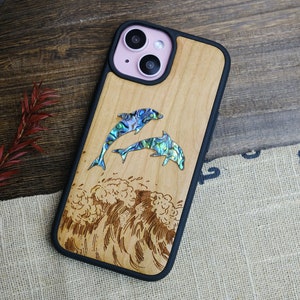Oceanic Ballet: Due delfini tra le onde, Custodia in legno intarsiato a mano e madreperla - Cover artigianale per iPhone, Galaxy e Pixel