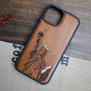 Beacon of Hope: la Statua della Libertà rivisitata, custodia in legno intarsiato a mano e madreperla - Cover artigianale per iPhone, Galaxy e Pixel