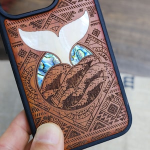 Oceanic Harmony: il canto della balena tra le onde azteche, custodia in legno intarsiato a mano e madreperla - Cover artigianale per iPhone, Galaxy e Pixel