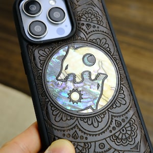 Simbiosi del Cosmo: Lupi Yin-Yang tra Paisley, Custodia in Legno + Madreperla Incastonata a Mano per Samsung Galaxy, iPhone & Google Pixel