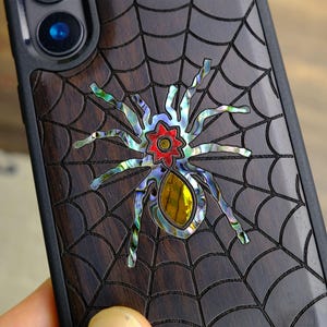 Elegante Webbed Wonder, custodia in legno intarsiato a mano e madreperla - Cover artigianale per iPhone, Galaxy e Pixel