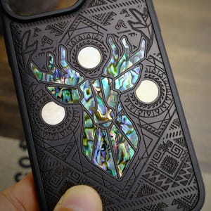 Cervo geometrico tra motivi, legno intarsiato a mano e custodia in madreperla - Cover artigianale per iPhone, Galaxy e Pixel