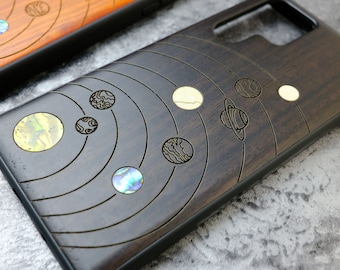 Semplicità del Sistema Solare: Un Linee Minimale dei Nove Pianeti, Custodia in Legno + Madreperla Incastonata a Mano per Samsung,iPhone