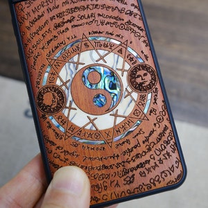 Estuche artesanal de madera y nácar con incrustaciones de Yin Yang y estrella octogonal para iPhone, Galaxy y Pixel.