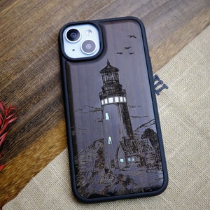 Maritime Sentinel: The Lighthouse, Custodia in legno intarsiato a mano e madreperla - Cover artigianale per iPhone, Galaxy e Pixel