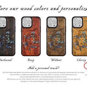 Op de afbeelding: Vier verschillende houten telefoonhoesjes met een Medusa-ontwerp. De hoesjes zijn in de kleuren donkerhout, roos, walnoot en kers. De tekst "Voeg een persoonlijke touch toe!" staat onder de hoesjes. De tekst "Gratis tekstgraveeroptie: Personaliseer met maximaal 30 tekens in uw voorkeurstaal (alleen graveren, geen inleg). U kunt een eenvoudige lettertype-stijl kiezen zoals serif, sans-serif, cursief of cursief, of de keuze aan ons overlaten. Houd er rekening mee dat dit een gestroomlijnde personalisatieservice is, wat betekent dat we geen specifieke lettergroottes, graveerplaatsingen of voorbeeldafbeeldingen voor uw goedkeuring kunnen aanbieden. Voorbeeld van een gepersonaliseerd verzoek: "Explore The World" in cursief." staat onder de tekst.